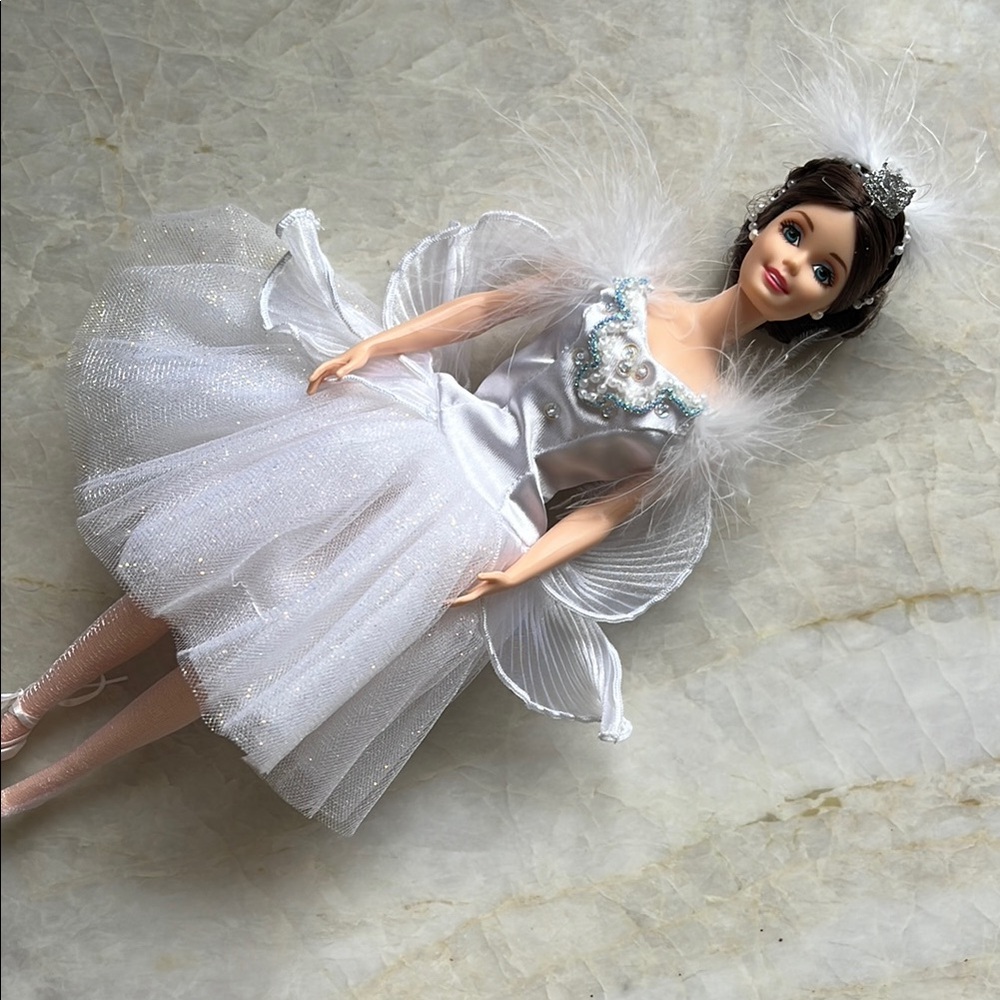 BARBIE AS THE SWAN QUEEN IN SWAN LAKE 1997 CLASSIC BALLET SERIES